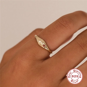 Detail eines S925 Silber Sternenringes mit rotem Zirkon am Finger getragen