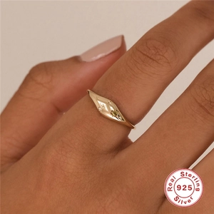 Vergoldeter S925 Sterling Silber Ring mit Sternengravur und funkelnden Zirkon-Edelsteinen