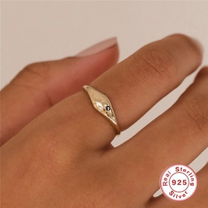 Vergoldeter S925 Sterlingsilber Ring mit Sternengravur und blauem Zirkonia-Stein
