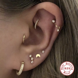 Mehrere Ohrpiercings mit 925 Sterling Silber Goldringen und Zirkonia Knorpelsteckern