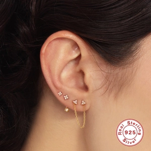Set di orecchini in argento 925 con fiori dorati e una delicata catena con nappa lunga