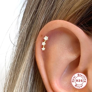 Detailansicht eines S925 Silber Helix-Piercings mit drei gebogenen Zirkonia-Steinen