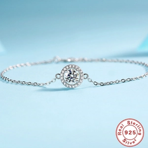 0,5ct Moissanit-Armband aus 925er Sterlingsilber mit Halo-Schliff vor blauem Hintergrund