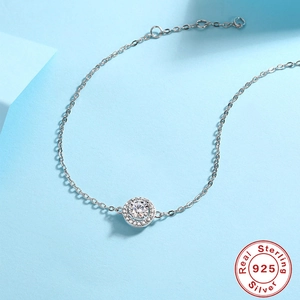 Armband aus S925 Sterlingsilber mit einem runden 0,5 Karat Moissanit-Anhänger