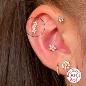 Nahaufnahme des S925 Sterling Silber Knorpel-Piercings mit drei Blumen und Zirkonia-Steinen
