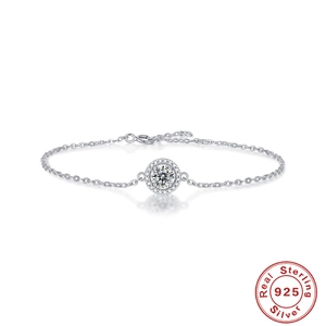 Eleganter S925 Sterlingsilber Armreif mit 0,5 Karat rundem Moissanit-Halo-Anhänger