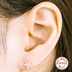 Detail von S925 Sterling Silber Ohrstecker in Blumenform mit glitzerndem Zirkonia-Besatz