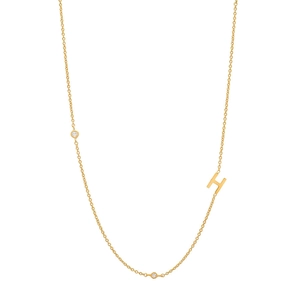 Détail macro du collier en argent S925 doré avec lettre H inclinée et accents de zircon