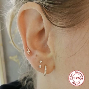Nahaufnahme von 925 Sterling Silber Ohrringen mit Blitz und Zirkonia Steckern am Ohr