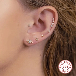 S925 Silber Piercing-Set mit goldenen Sternsteckern und Zirkon-Ohrklemme am Ohrläppchen