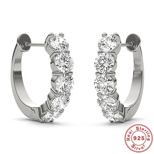 Σκουλαρίκια κρίκοι C από ασήμι 925 με πέτρες moissanite 2 καρατίων σε λευκό φόντο