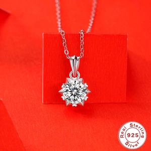 Collier en argent sterling S925 avec pendentif moissanite ronde de 1 carat en étoile