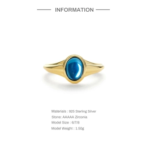 Detail eines vergoldeten S925-Silberrings mit blauem Zirkonia und Spezifikationen
