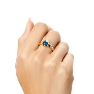 Detail von s925 Silberring mit blauem Edelstein in Vintage-Goldfassung