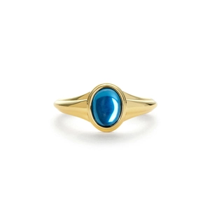 Makroaufnahme von S925 Goldring mit blauem Edelstein in edler Zargenfassung