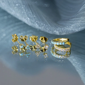 Detail van 18K vergulde S925 zilveren oorbellen met blauwe turquoise en witte zirkonia
