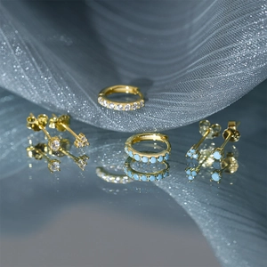 Detail van de S925 zilveren oorbellen set met vergulding en blauwe zirkonia