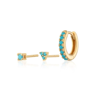 Detail van een 3-delige gouden S925 zilveren oorbellen set met turquoise stenen