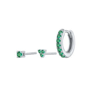 Detail van de S925 sterling zilveren oorbellen set met groene smaragd zirkonia steentjes