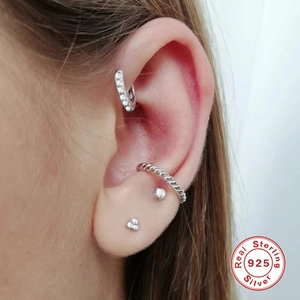 S925 sterling zilveren oorknopjes en ear cuff set met zirkonia gedragen op het oor