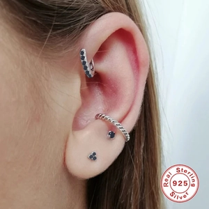 Drie-delige S925 zilveren oorset met zwarte zirkoon oorbellen en een ear cuff