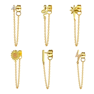 Makroansicht von S925 Gold-Ohrringen Set mit Stern-, Schlangen- und Kleeblatt-Anhängern