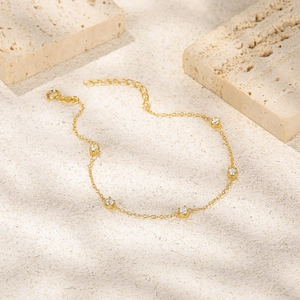 Detalle de una pulsera de plata S925 dorada con cinco circonitas blancas redondas
