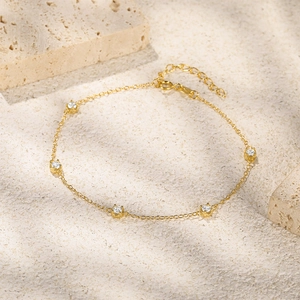 Detalle de la pulsera de plata 925 bañada en oro con cinco piedras de circonita clara