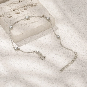 Detalle de pulsera de plata 925 con cinco circonitas cúbicas engastadas en cuatro garras