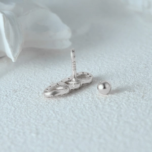 Makroaufnahme des S925 Sterlingsilber-Ohrsteckers mit sicherem Schraubverschluss