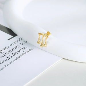 Primer plano del sello S925 en pendientes dorados minimalistas con borlas curvas