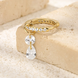 Detalle de pendientes en plata S925 dorada con colgantes de cristal y sello de S925