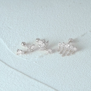 Detail von S925 Silber-Ohrstecker-Set mit Zirkonia-Lotus und Quasten-Anhängern