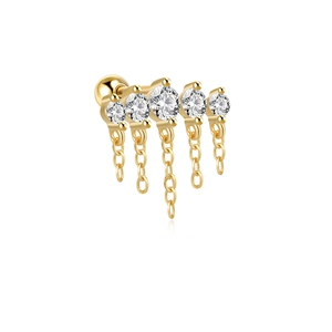 Detail eines Gold-Quasten-Ohrrings mit fünf funkelnden Zirkonsteinen und langen Ketten