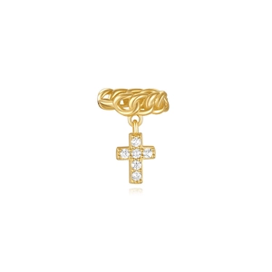 Vista de detalle de un ear cuff dorado texturizado con colgante de cruz y circonitas brillantes