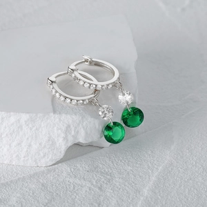 Vista detallada de pendientes de plata S925 con piedras verde esmeralda y circonitas