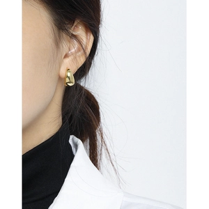 Minimalist gold teardrop earrings for women in polished 925 silver shown on a model