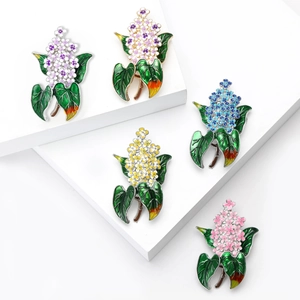 Spille floreali lilla vintage in cinque colori su piedistalli geometrici bianchi