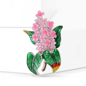 Dettaglio di una spilla lilla rosa con foglie verdi e finitura in smalto argento