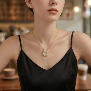Collier trèfle à cœur doré élégant avec incrustation de zircon sur mannequin