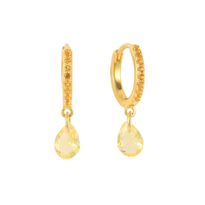 Primer plano de pendientes de aro dorados con gotas amarillas y pavé de piedras brillantes