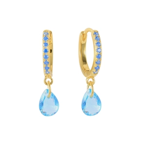 Primer plano de los pendientes de aro dorados con piedras azules y colgante de cristal