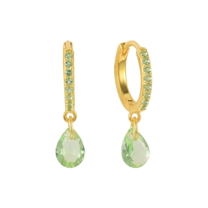 Detalle de aros dorados con piedras verdes y un colgante de gema con forma de gota