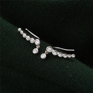 Nahaufnahme der S925 Sterling Silber Ear Crawler Ohrringe mit Zirkonia-Anhängern