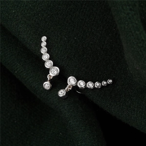 Detailansicht der geschwungenen S925 Sterlingsilber-Ohrringe mit Zirkonia-Steinen