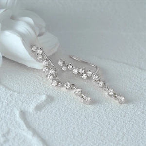 Makroaufnahme von S925 Sterling Silber Ear Climber mit Zirkonia-Steinen im Verlauf