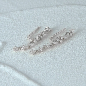 Makroaufnahme von S925 Sterling Silber Ear Climber Ohrringen mit glänzendem Zirkonia