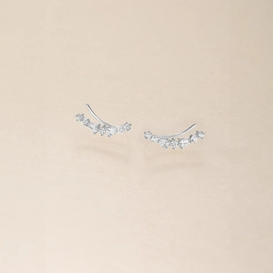Nahaufnahme der S925 Sterling Silber Ohrmanschetten mit marquise und runden Zirkonia