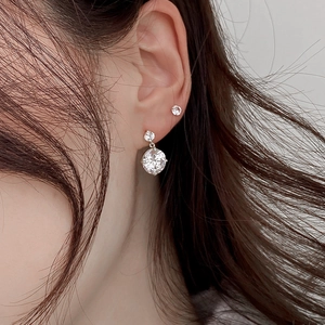 Macro-opname van luxe 925 zilveren zirkonia oorbellen met elegante klauwzetting en schittering