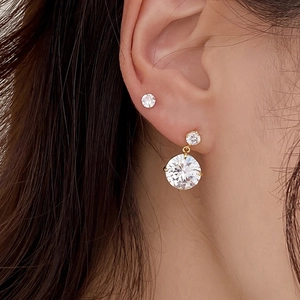 Detail van luxe 925 zilveren vergulde oorbellen met briljant geslepen ronde diamanten